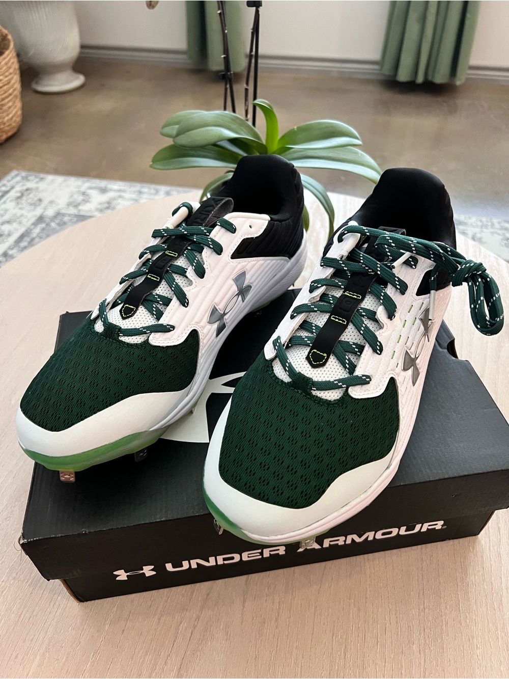 Under Armour White & Dark Green Baseball Cleats SZ 12.5